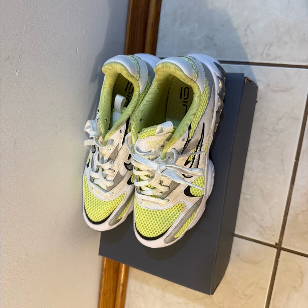 Nike Women's Sneakers - White and Yellow